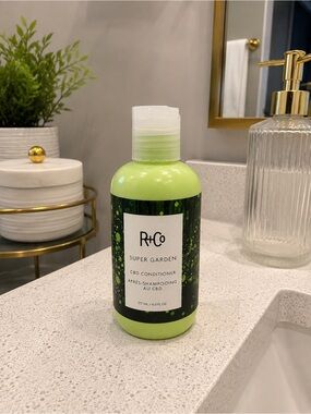 R+Co Super Garden CBD Conditioner 177 ML / 6.0 FL.OZ